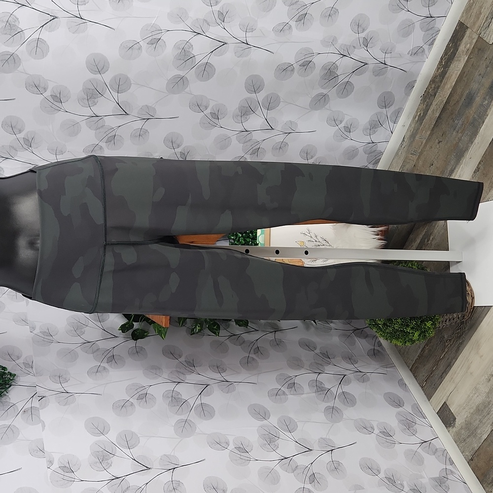 Alo Yoga Hunter Camo High-Waist Vapor Leggings - Picture 4 of 8
